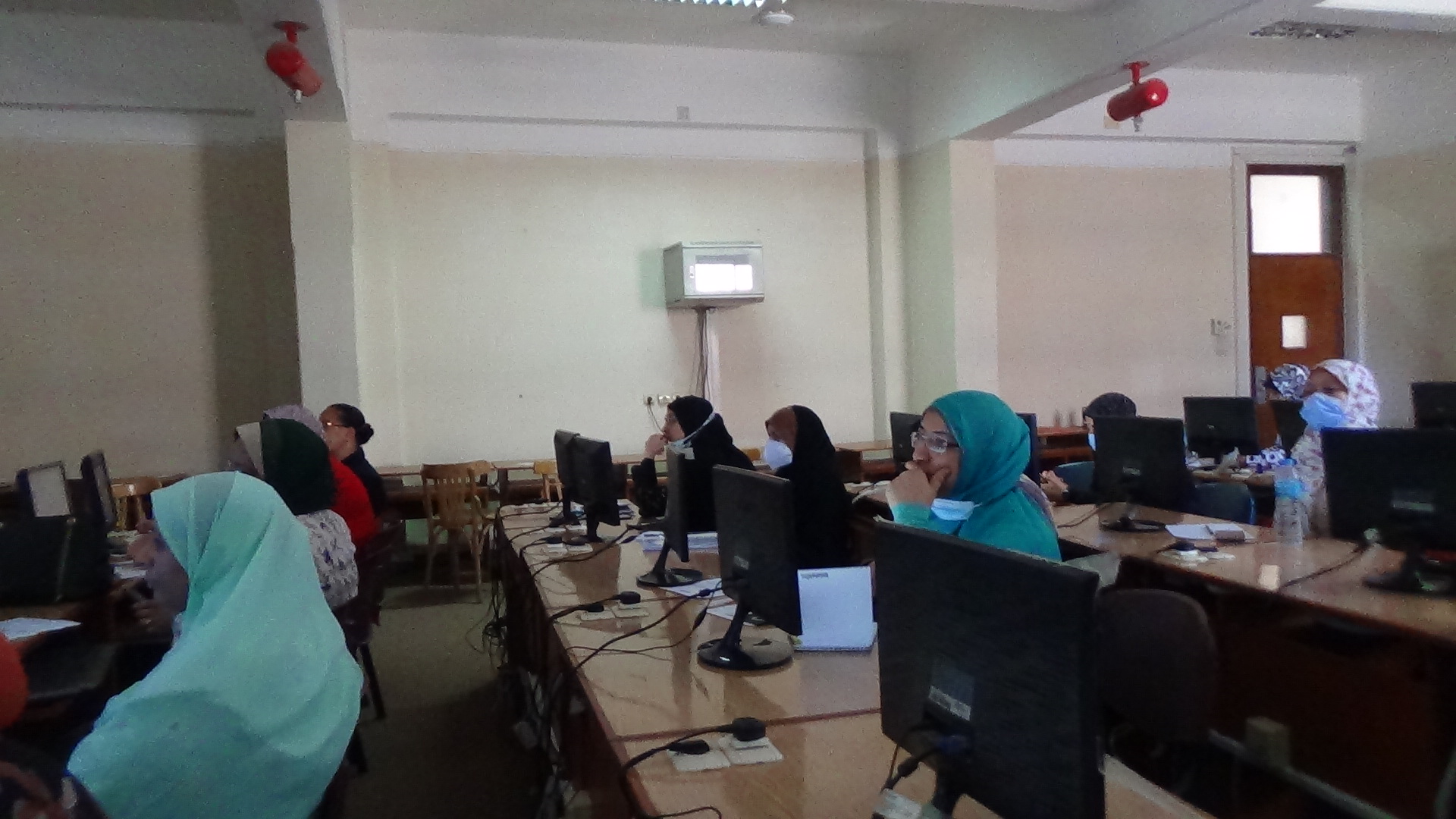 حضور ورشة عمل  التي تعقد  من قبل وحدة الخدمات التكنولوجية بكلية التمريض للسادة أعضاء هيئة التدريس والهيئة المعاونة-  المحاضرات الإلكترونية عن طريق:- webex & zoom يوم الأحد الموافق12-9-2021م