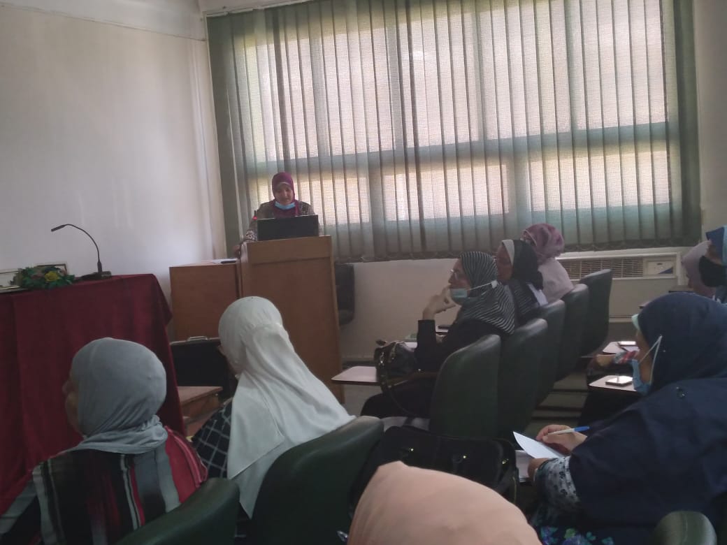 Pictures of a workshop on descriptions of undergraduate courses for the academic year 2020-2021 using academic standards based on competencies