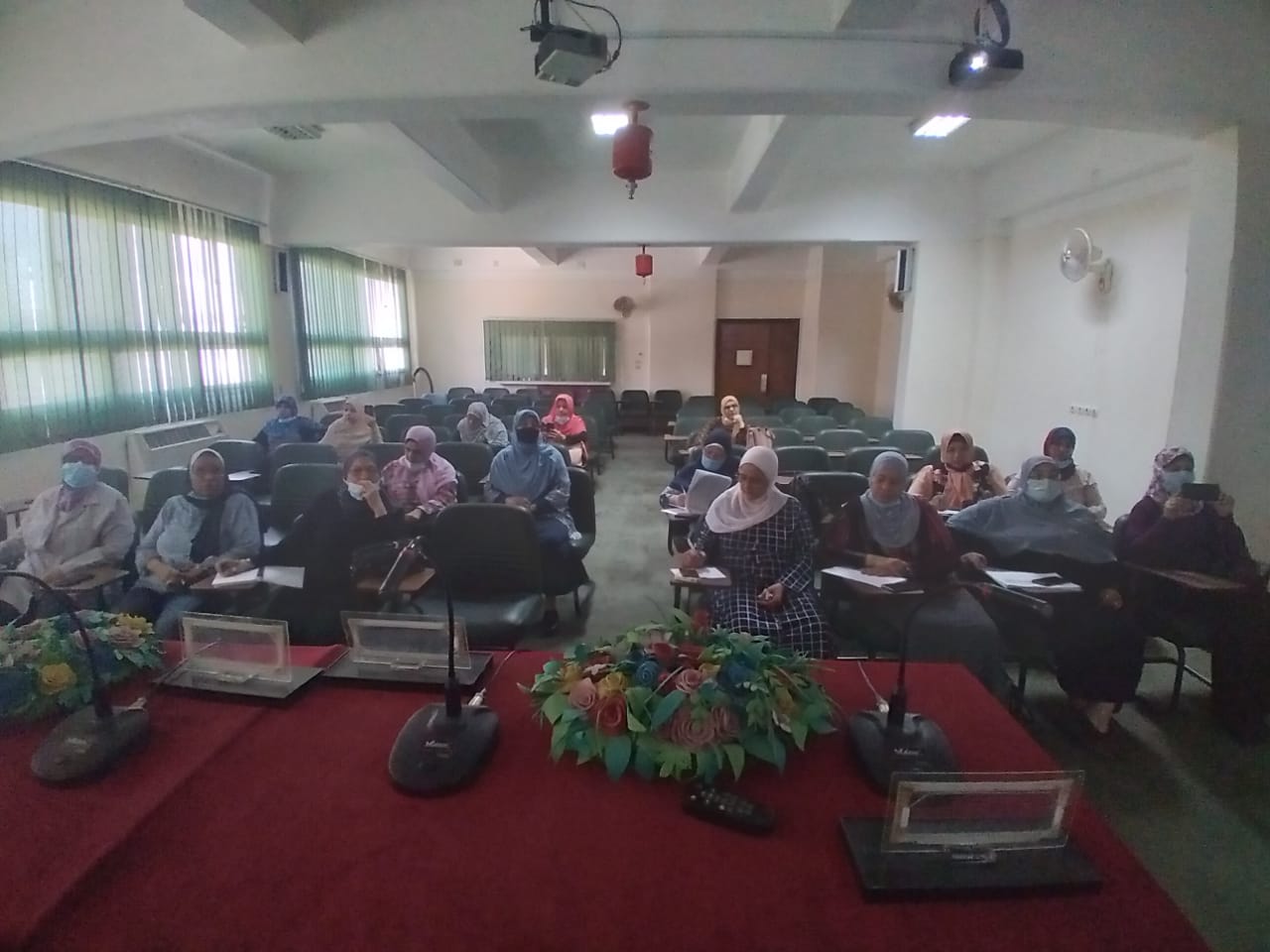 Pictures of a workshop on descriptions of undergraduate courses for the academic year 2020-2021 using academic standards based on competencies