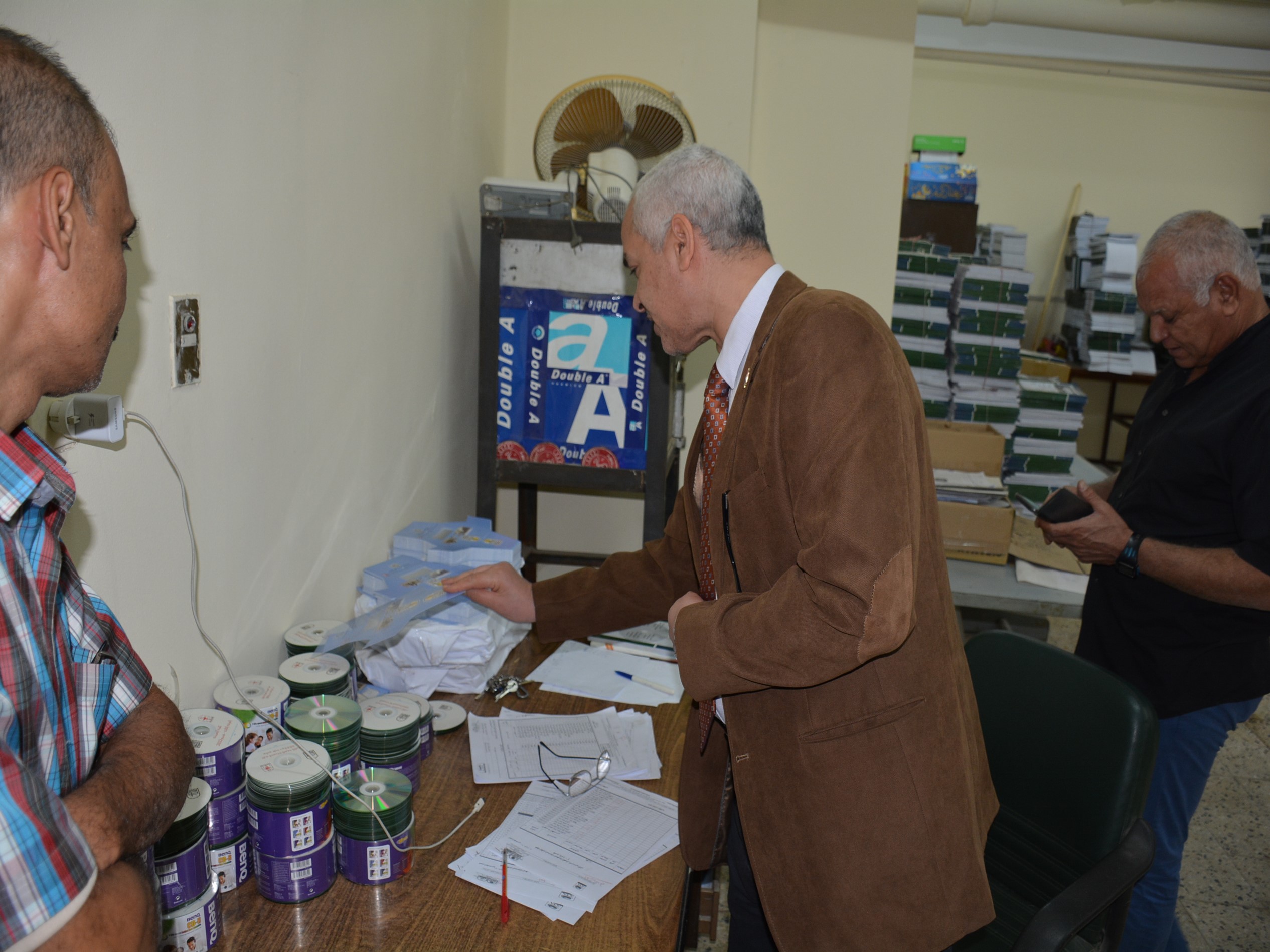 عميد كلية الصيدلة فى جولة تفقدية لبعض المرافق الخدمية بالكلية