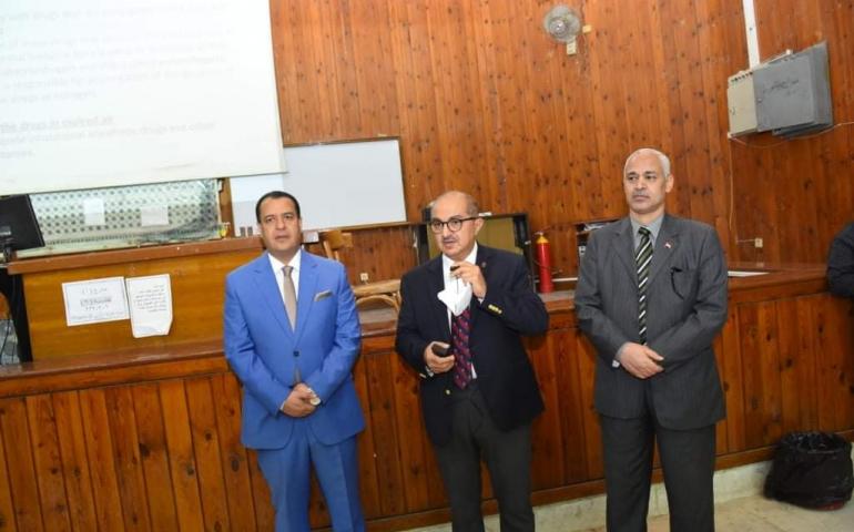 رئيس جامعة أسيوط يُعلن عن بدء استخدام الكارت الإلكترونى خلال الأسبوع القادم فى خدمة رقمية جديدة مقدمة لطلاب الجامعة