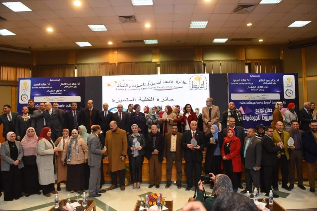 السيد  الأستاذ الدكتور/ أحمد محمد عبد المولى - عمــيد الكـــلية  يهنئ أسرة الكلية بمناسبة فوزها بجائزة جامعة أسيوط للجودة والتميز
