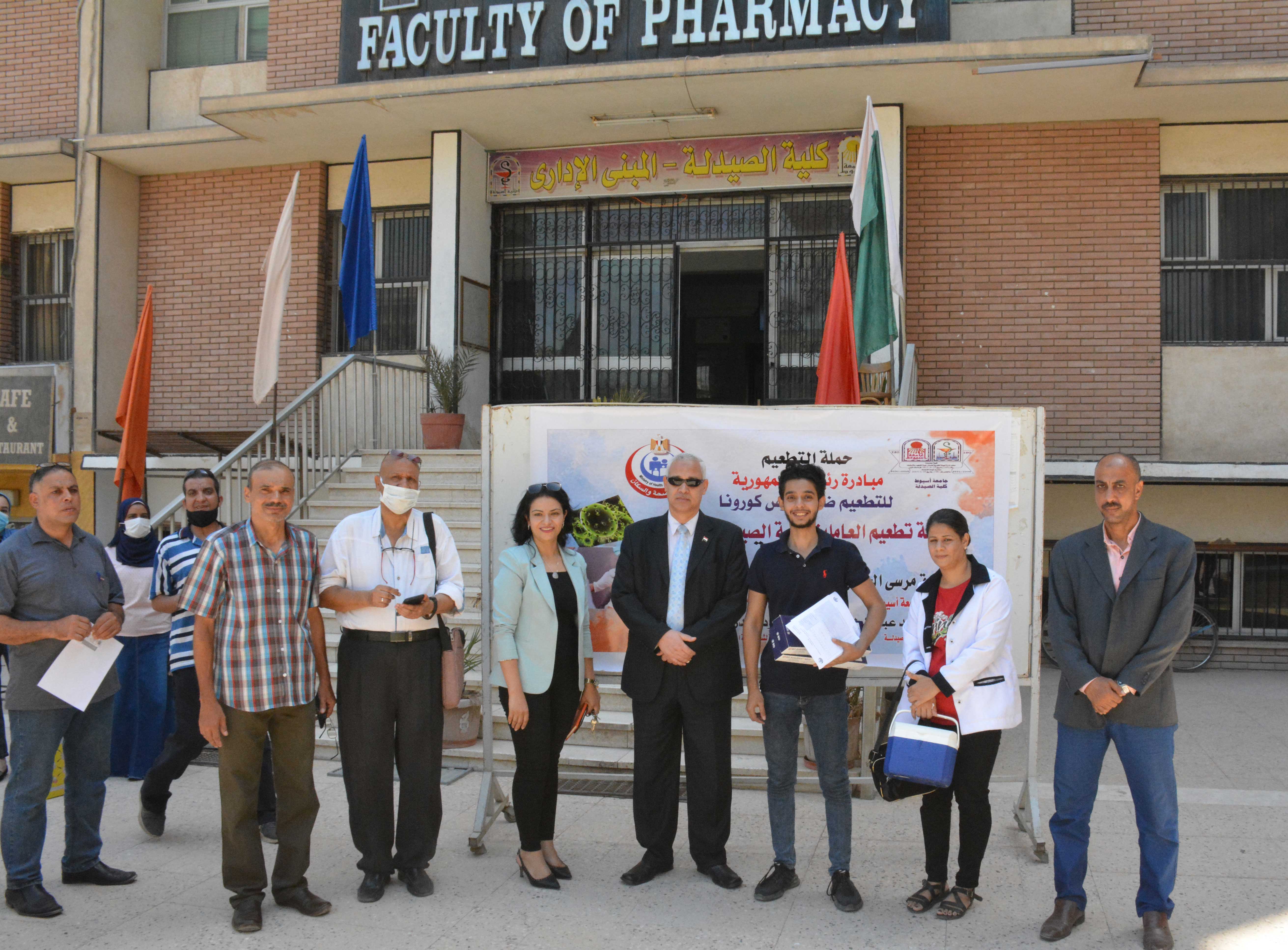 كلية الصيدلة تواصل استقبال حملة التطعيم ضد فيروس كورونا للمرة الثانية