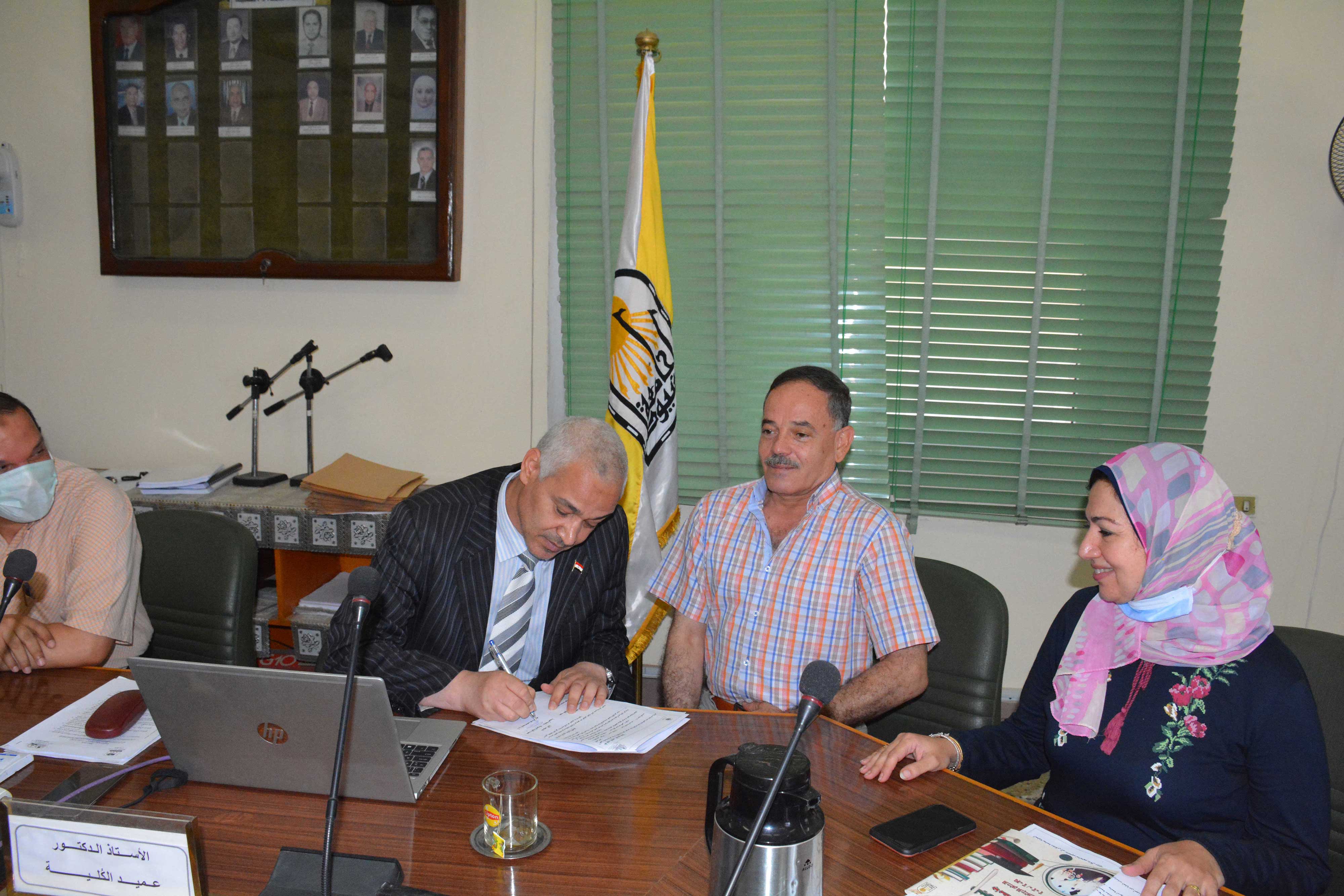 توقيع بروتوكول تعاون بين كلية الصيلة جامعة أسيوط و نقابة الصيادلة بأسيوط