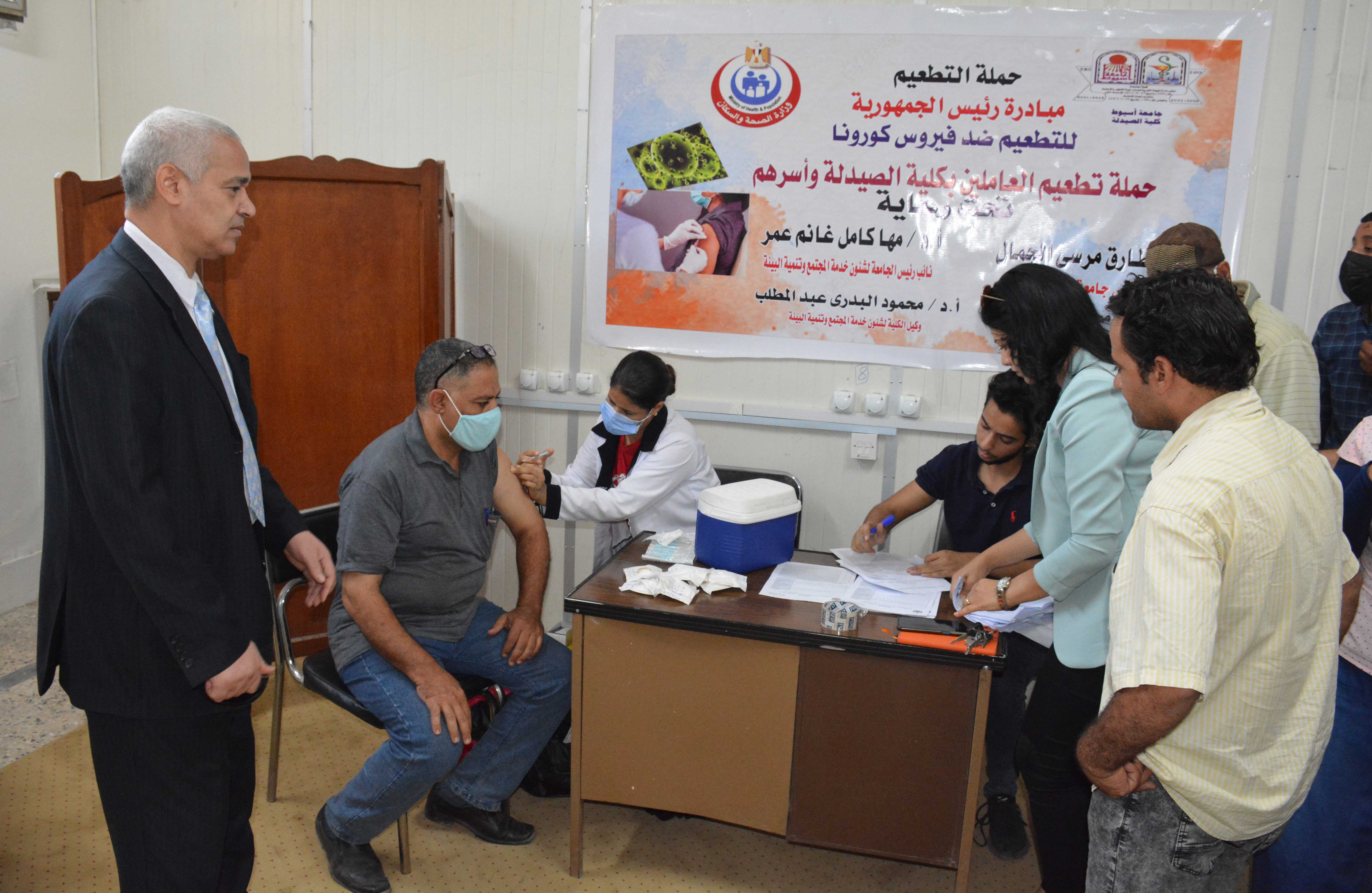 كلية الصيدلة تواصل استقبال حملة التطعيم ضد فيروس كورونا للمرة الثانية