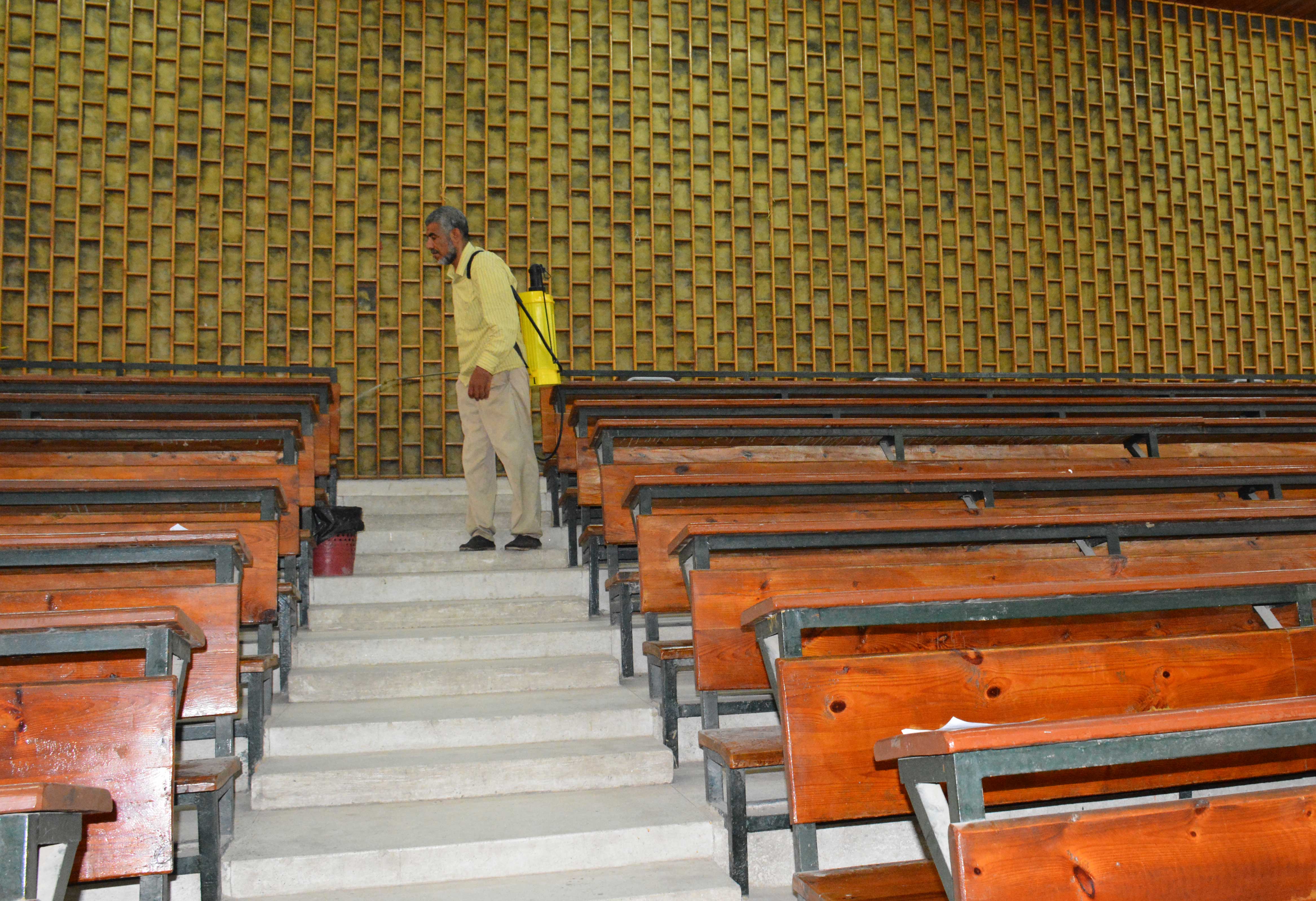 كلية الصيدلة جامعة أسيوط تواصل عملية تطهير وتعقيم جميع مقار لجان الإمتحانات