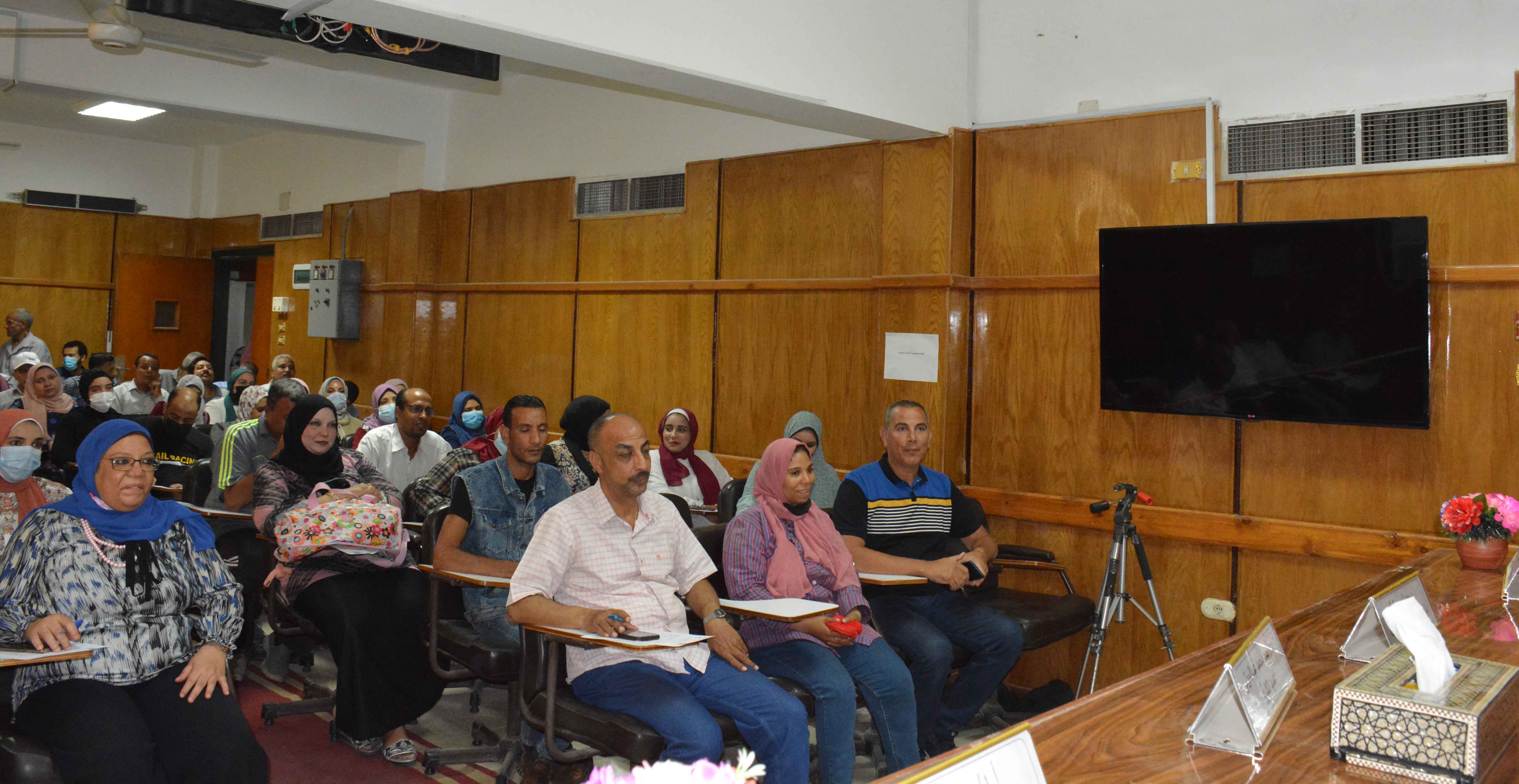 فى إطار أنشطة وحدة ضمان الجودة بالكلية تم تنظيم دورة تدريبية تحت عنوان ( فن التعامل والتواصل بين القيادات الأكاديمية والإدارية بالكلية ) حيث حاضر فى الدورة السيد الأستاذ الدكتور / أحمد محمد عبد المولى – عميد الكلية بحضور السيد الاستاذ الدكتور / محمود البدرى عبد المطلب – وكيل الكلية لشئون خدمة المجتمع وتنمية البيئة والسيدة الأستاذ الدكتورة / جيهان نبيل فتيح – وكيل الكلية لشئون الدراسات العليا والبحوث والسيد الأستاذ الدكتور / حسن رفعت حسن – رئيس قسم الكيمياء التحليلية الصيدلية ومدير وحدة ضمان الجودة والسيد الأستاذ الدكتور / هشام محمد توفيق – رئيس قسم الصيدلة الصناعية والسيد / مصطفى أحمد كمالى – أمين الكلية والسادة مديرى الإدارات والسادة اعضاء هيئة التدريس ومعاونيهم والعاملين بالكلية تم ذلك يوم الإثنين الموافق 23/8/2021 م بقاعة الإحتفالات بالكلية