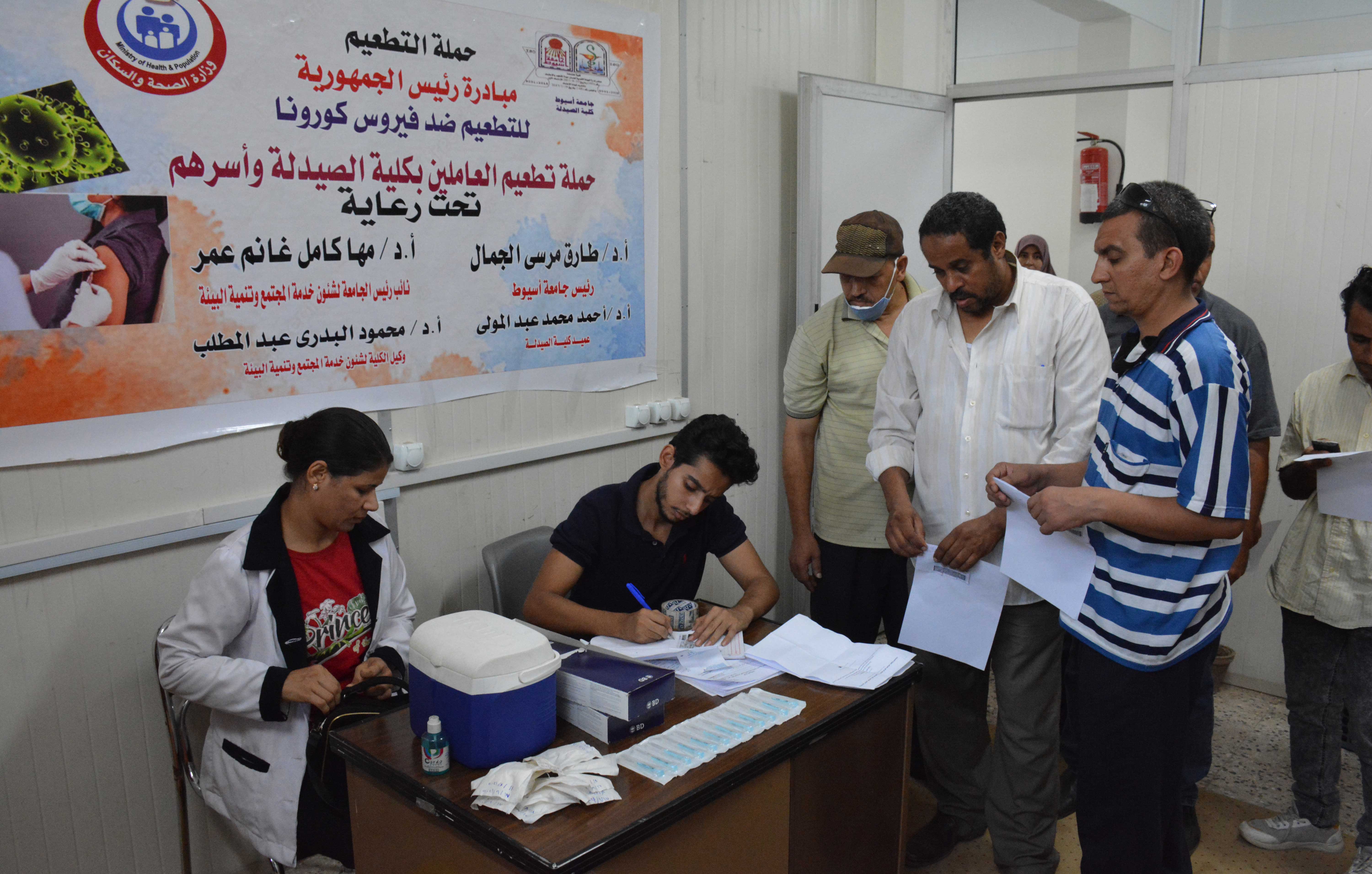 كلية الصيدلة تواصل استقبال حملة التطعيم ضد فيروس كورونا للمرة الثانية