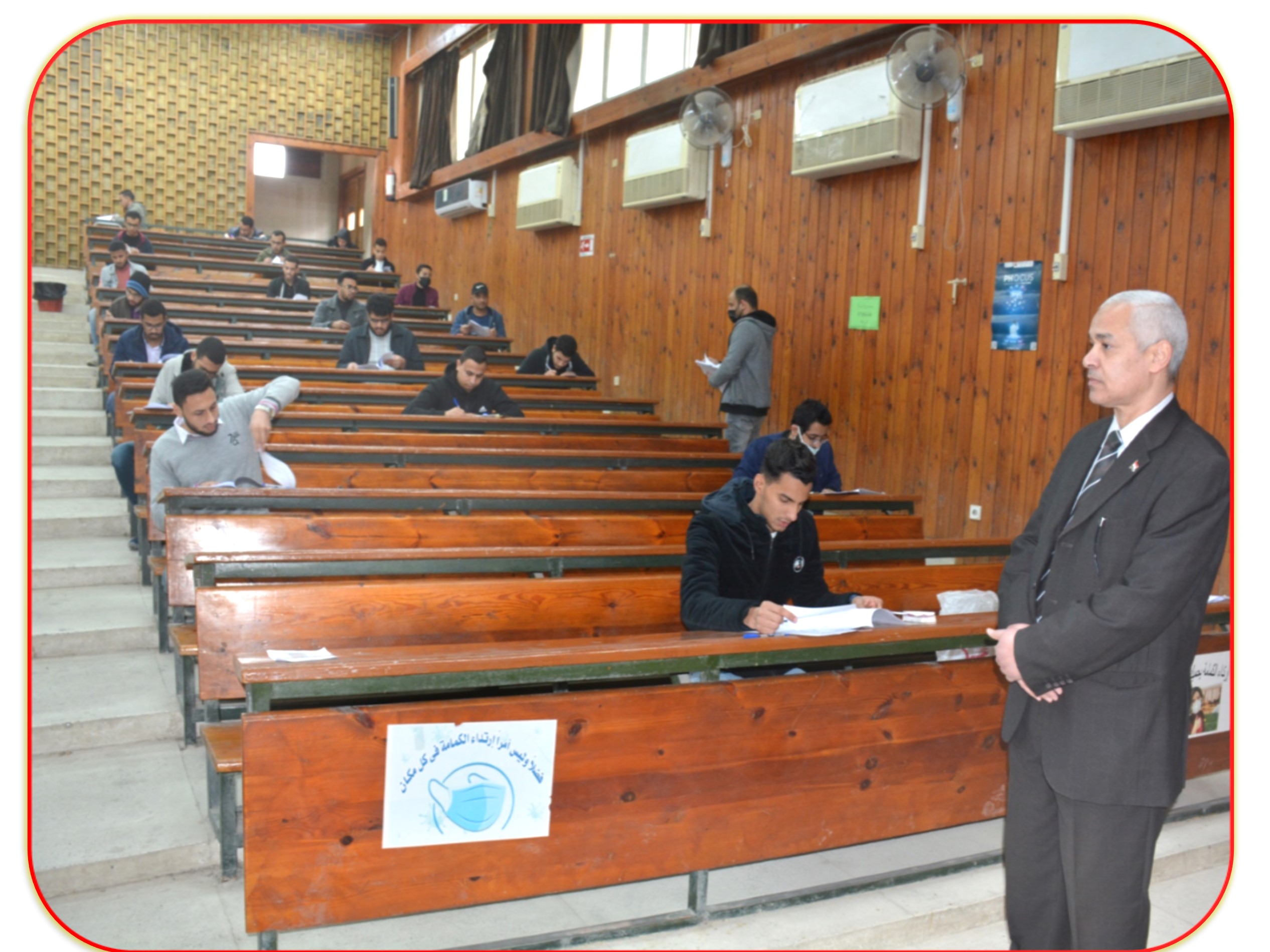 قام السيد الأستاذ الدكتور / أحمد محمد عبدالمولى – عميد الكلية ، بعمل جولة تفقدية لمتابعة إمتحانات الفصل الدراسى الأول للعام الجامعى 2021/2022م للإطمئنان على الإلتزام بكافة التعليمات المنظمة لعملية الإمتحانات تم ذلك يوم السبت الموافق 1-1-2022م