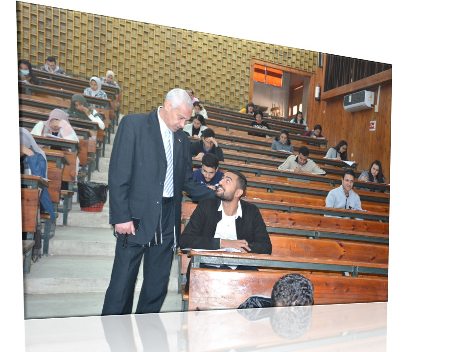 عميد الكلية والقائم بأعمال نائب رئيس الجامعة لشئون التعليم والطلاب  يواصل جولاته التفقدية لمتابعة سير الإمتحانات