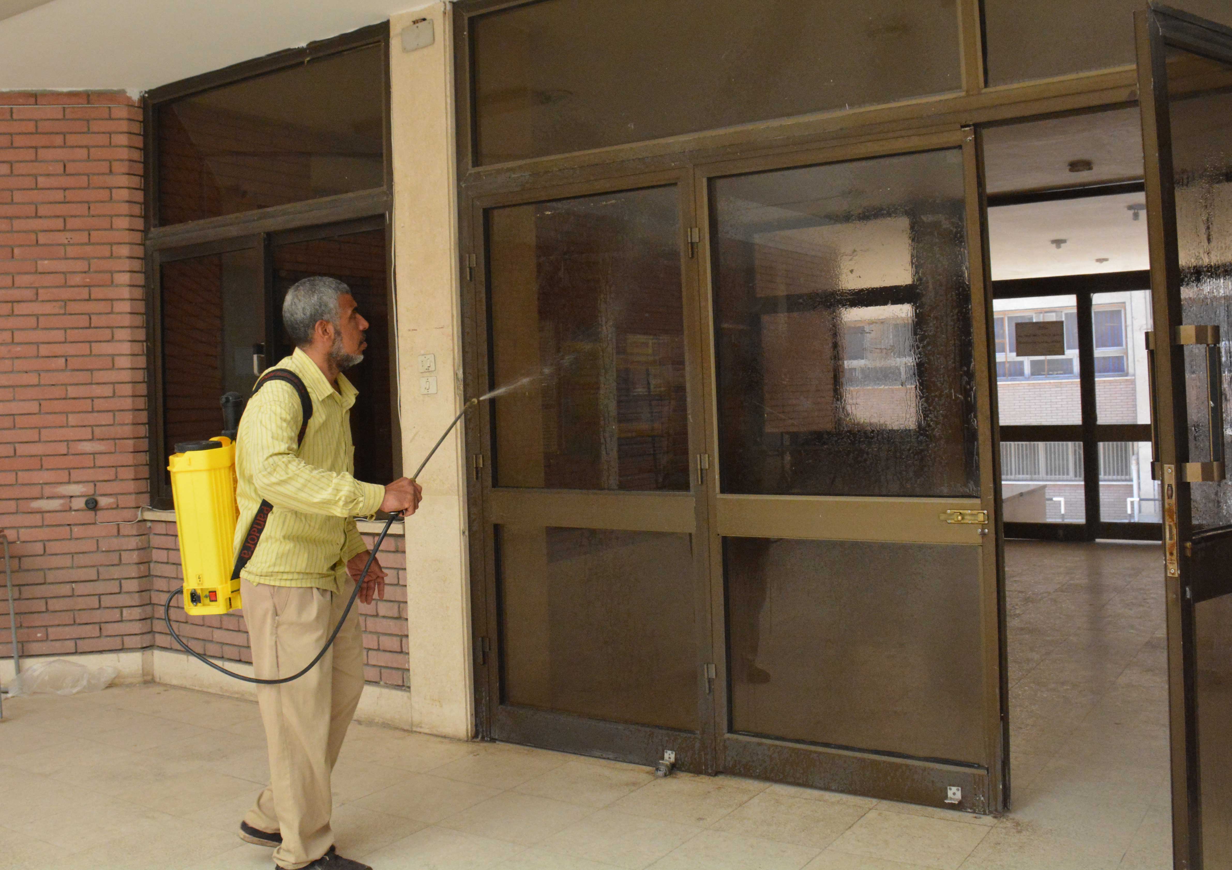 كلية الصيدلة جامعة أسيوط تواصل عملية تطهير وتعقيم جميع مقار لجان الإمتحانات2