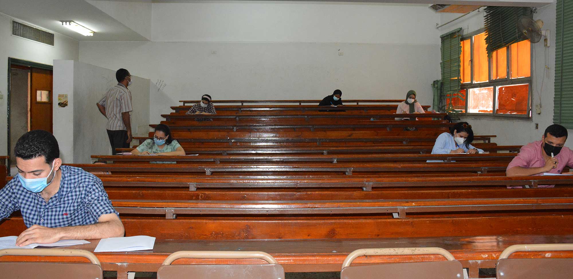 عميد كلية الصيدلة – جامعة أسيوط فى جولة تفقدية لإمتحانات الدراسات العليا