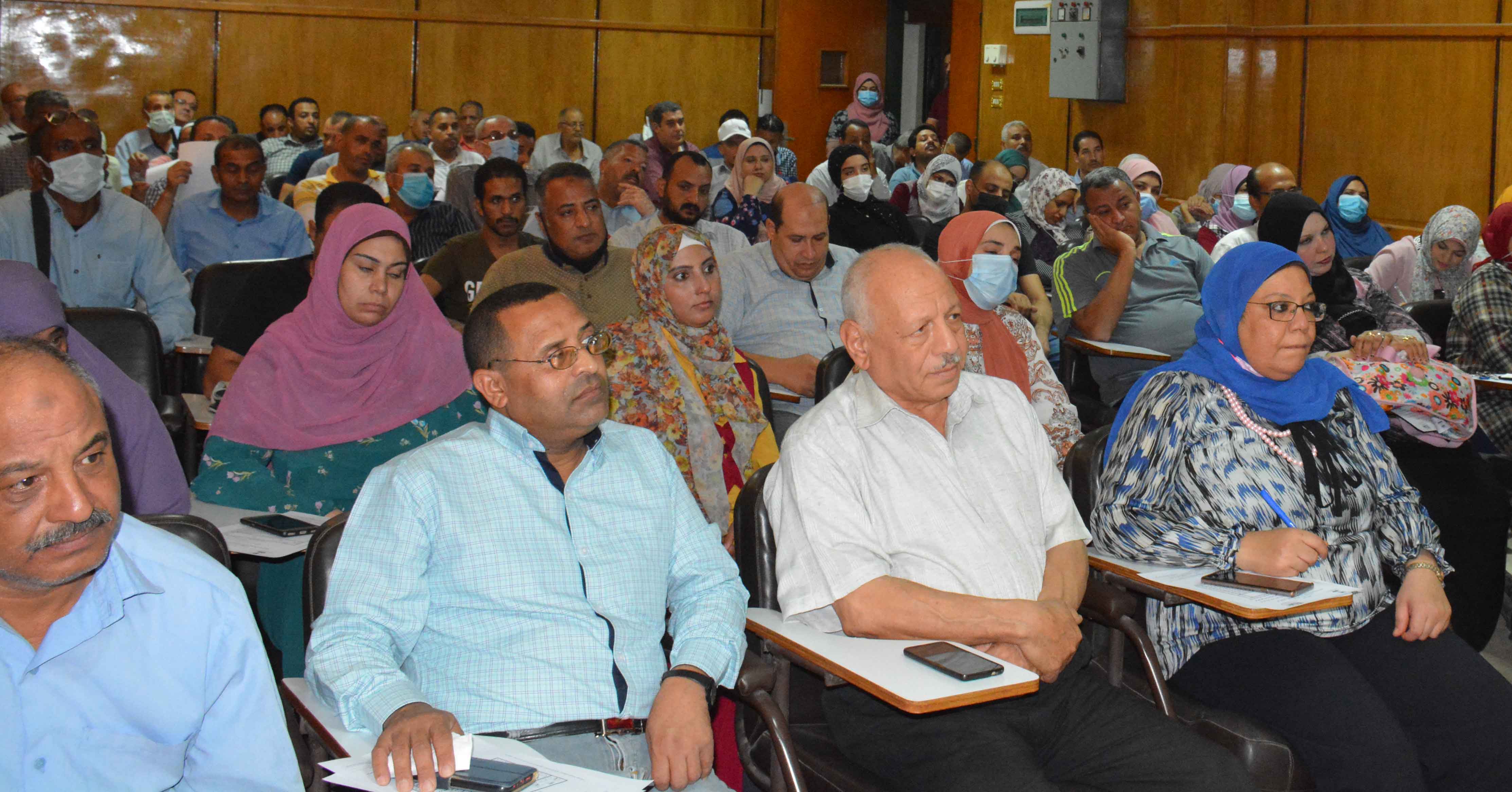 فى إطار أنشطة وحدة ضمان الجودة بالكلية تم تنظيم دورة تدريبية تحت عنوان ( فن التعامل والتواصل بين القيادات الأكاديمية والإدارية بالكلية ) حيث حاضر فى الدورة السيد الأستاذ الدكتور / أحمد محمد عبد المولى – عميد الكلية بحضور السيد الاستاذ الدكتور / محمود البدرى عبد المطلب – وكيل الكلية لشئون خدمة المجتمع وتنمية البيئة والسيدة الأستاذ الدكتورة / جيهان نبيل فتيح – وكيل الكلية لشئون الدراسات العليا والبحوث والسيد الأستاذ الدكتور / حسن رفعت حسن – رئيس قسم الكيمياء التحليلية الصيدلية ومدير وحدة ضمان الجودة والسيد الأستاذ الدكتور / هشام محمد توفيق – رئيس قسم الصيدلة الصناعية والسيد / مصطفى أحمد كمالى – أمين الكلية والسادة مديرى الإدارات والسادة اعضاء هيئة التدريس ومعاونيهم والعاملين بالكلية تم ذلك يوم الإثنين الموافق 23/8/2021 م بقاعة الإحتفالات بالكلية