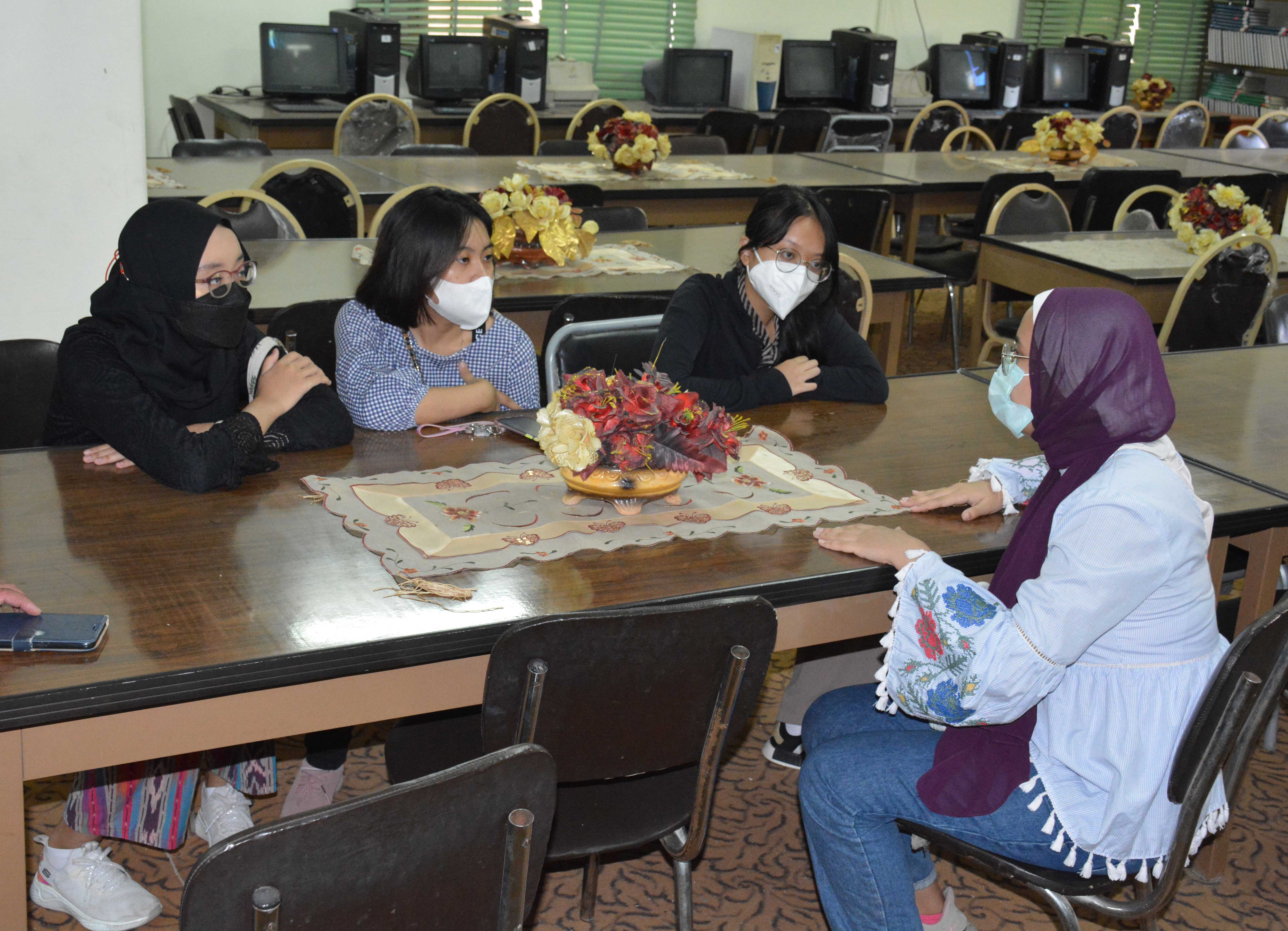 قام السيد الأستاذ الدكتور / أحمد محمد عبد المولى – عميد الكلية بإستقبال طلاب برنامج التبادل الطلابى لطلاب الجمعية العلمية صيدلة EPSF Assiutوذلك عقب ختام فترة تدريبهم بالكلية وتبادل الحديث معهم وقام بإهدائهم ميداليا تذكارية عن الكلية ومن جانبهم عبر الطلاب عن مدى حفاوة الإستقبال وحسن التعاون وكم المعلومات الجيدة خلال تواجدهم بالكلية أثناء فترة التدريب