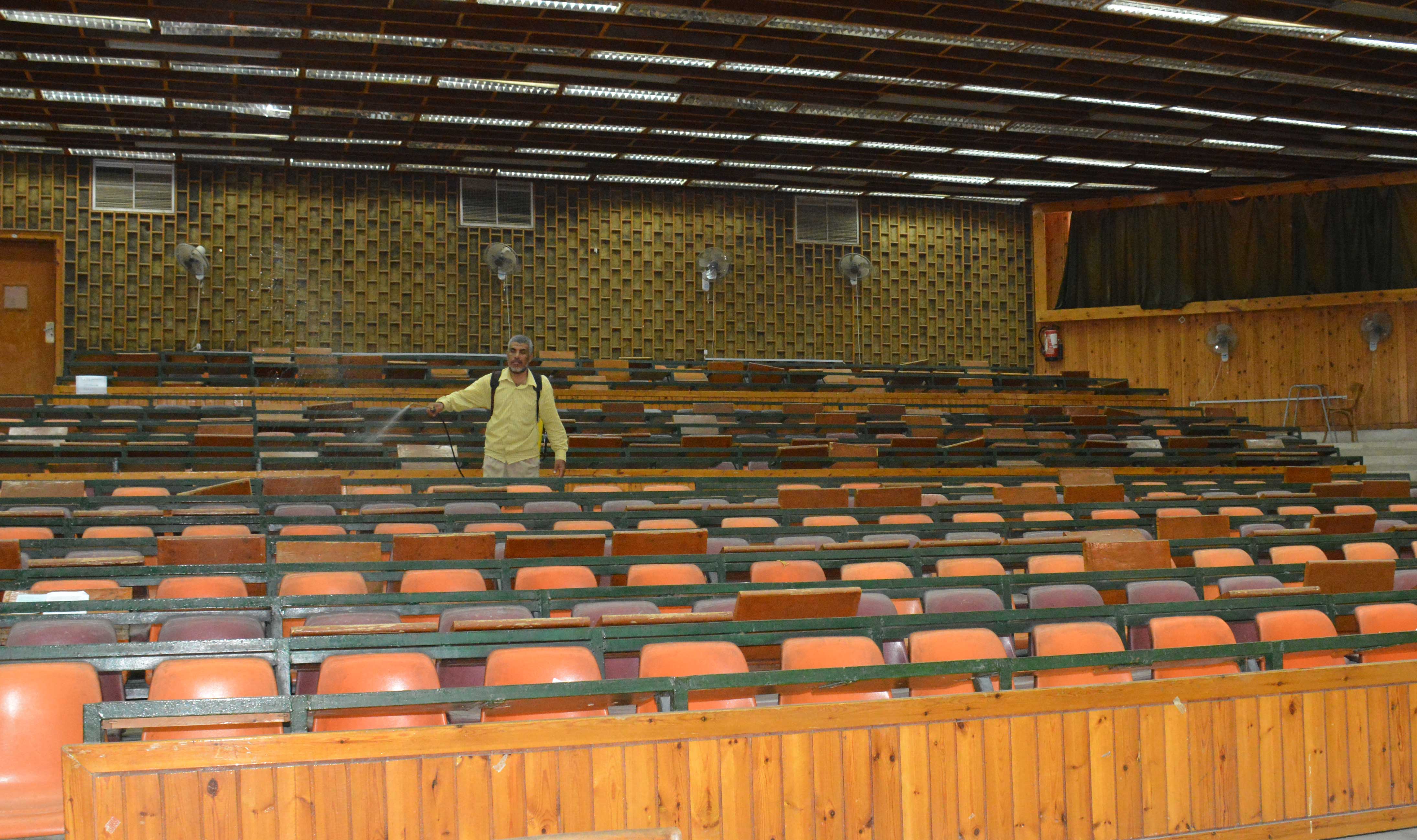 كلية الصيدلة جامعة أسيوط تواصل عملية تطهير وتعقيم جميع مقار لجان الإمتحانات3