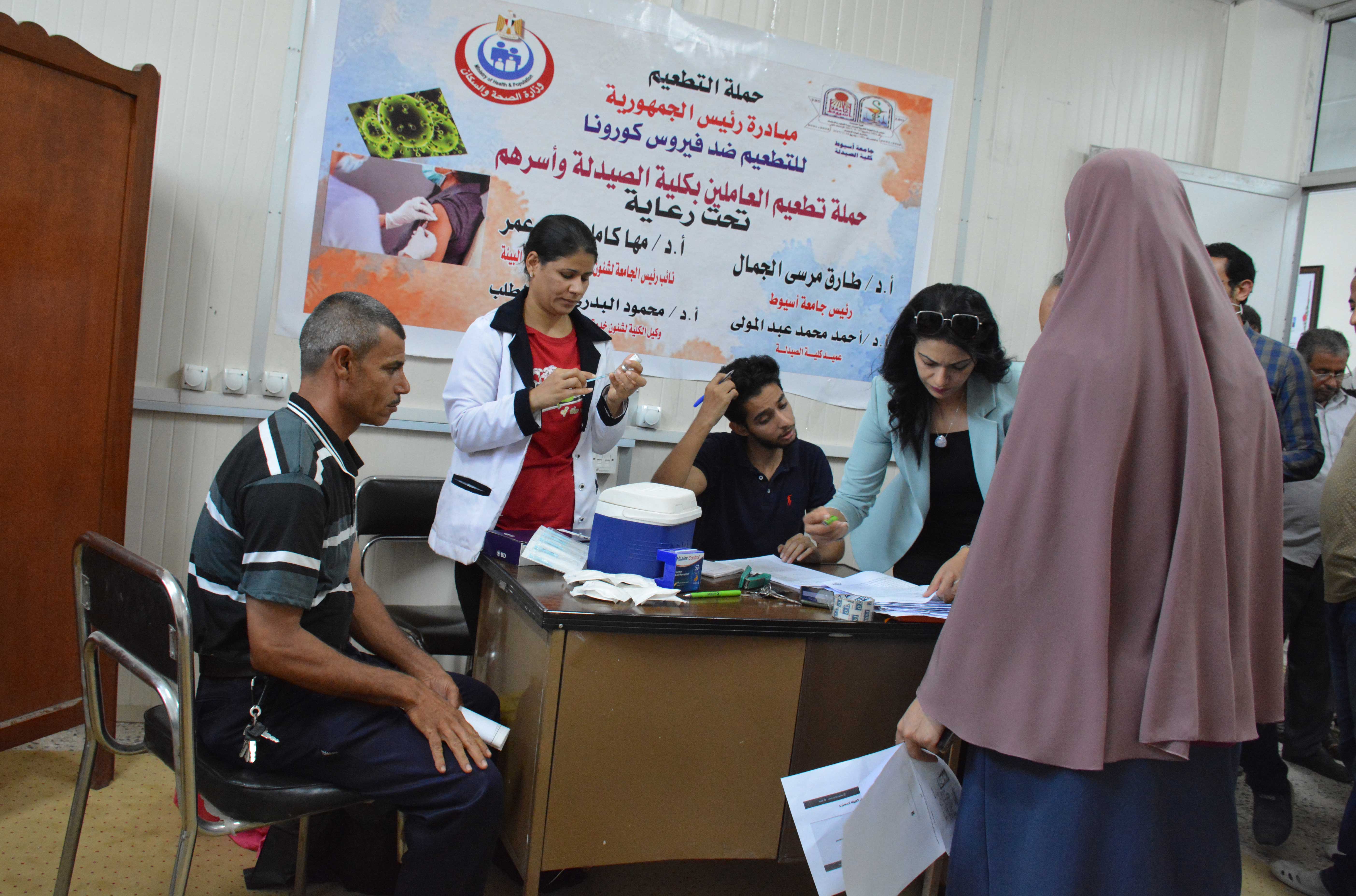 كلية الصيدلة تواصل استقبال حملة التطعيم ضد فيروس كورونا للمرة الثانية