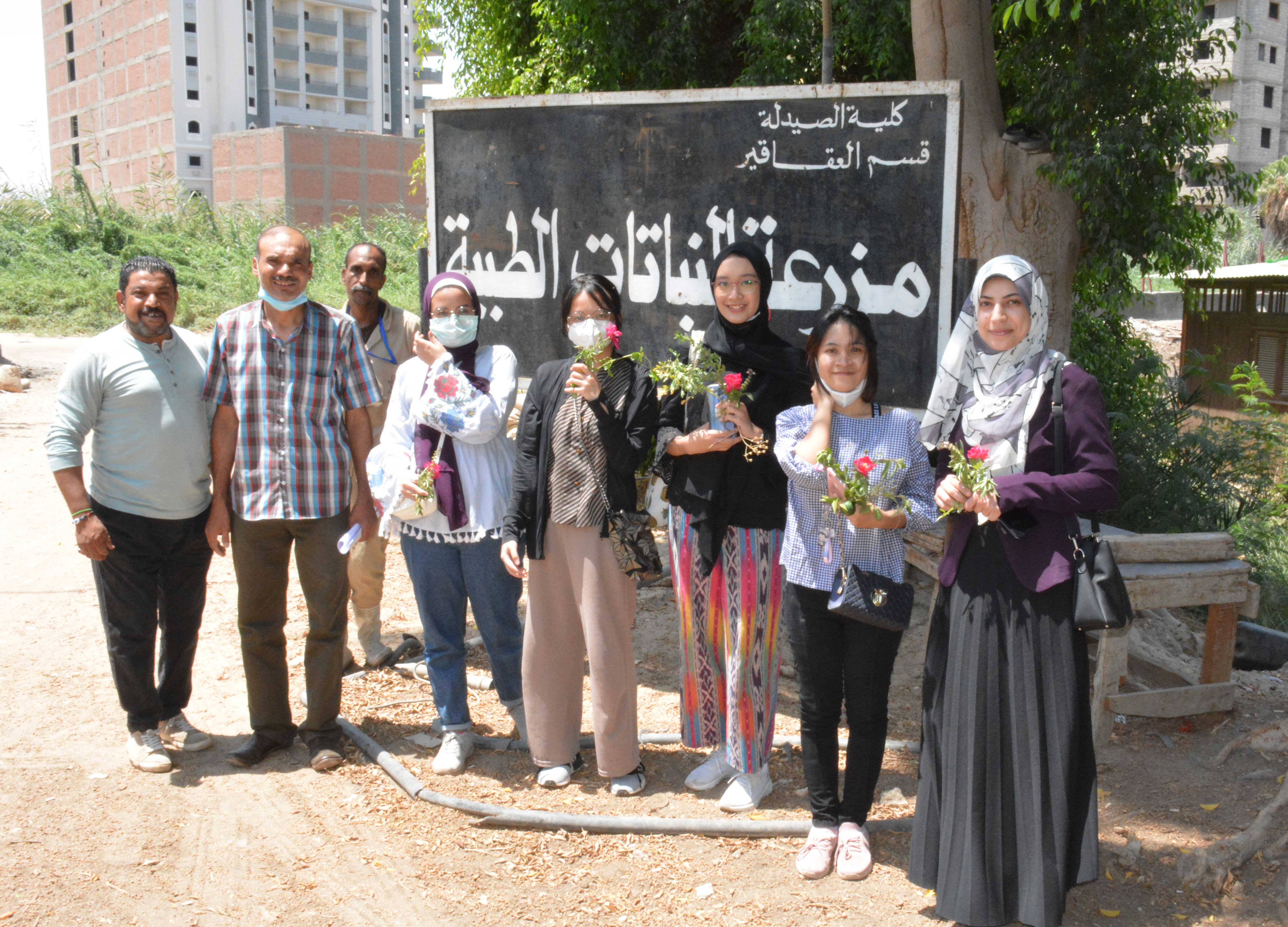 ختام تدريب طلاب كليات الصيدلة جامعات إندونسيا بالكلية فى إطار برنامج التبادل الطلابى لطلاب الجمعية العلمية صيدلة EPSF Assiut قام السيد الأستاذ الدكتور / أحمد محمد عبد المولى – عميد الكلية بإستقبال طلاب برنامج التبادل الطلابى لطلاب الجمعية العلمية صيدلة