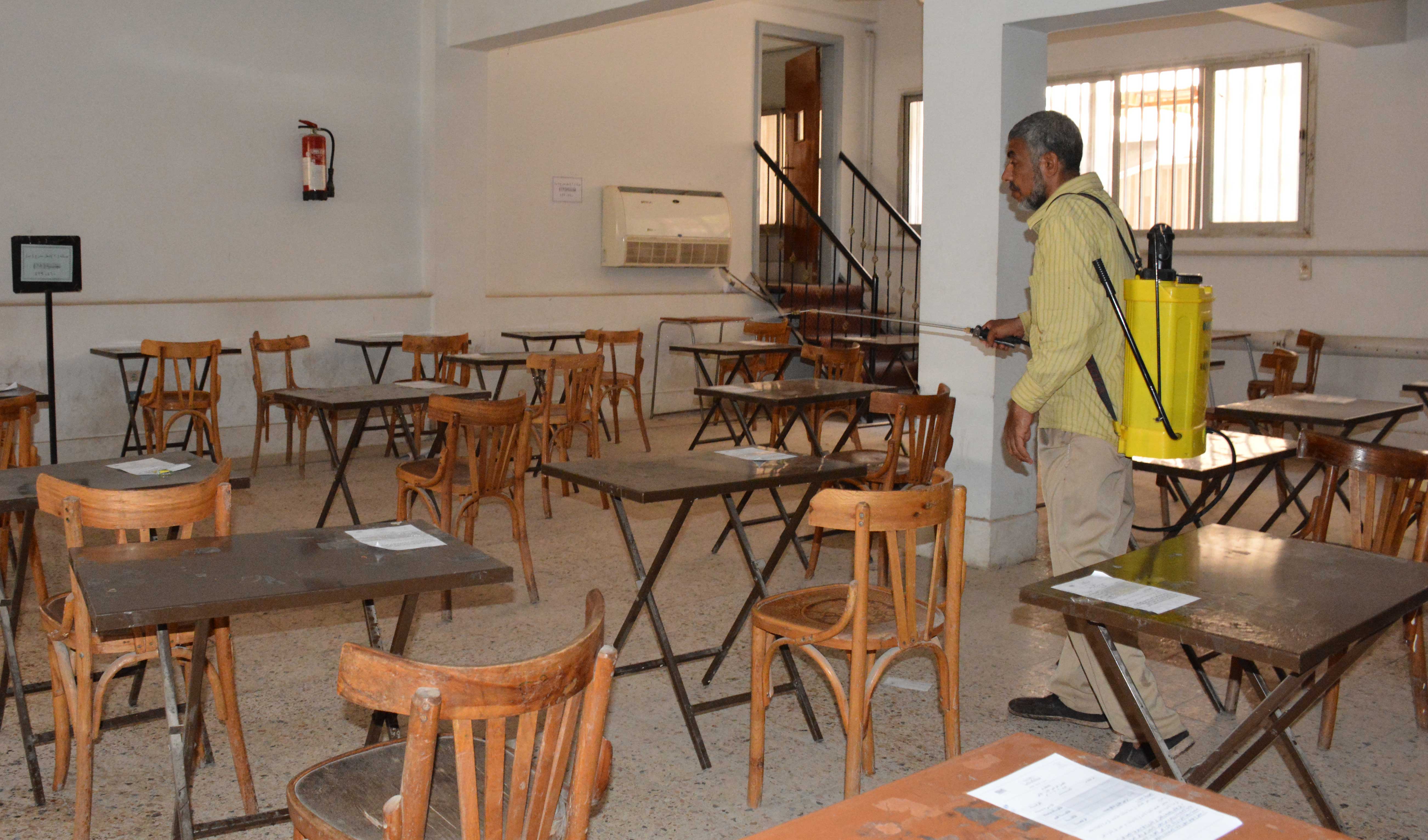 كلية الصيدلة جامعة أسيوط تواصل عملية تطهير وتعقيم جميع مقار لجان الإمتحانات4