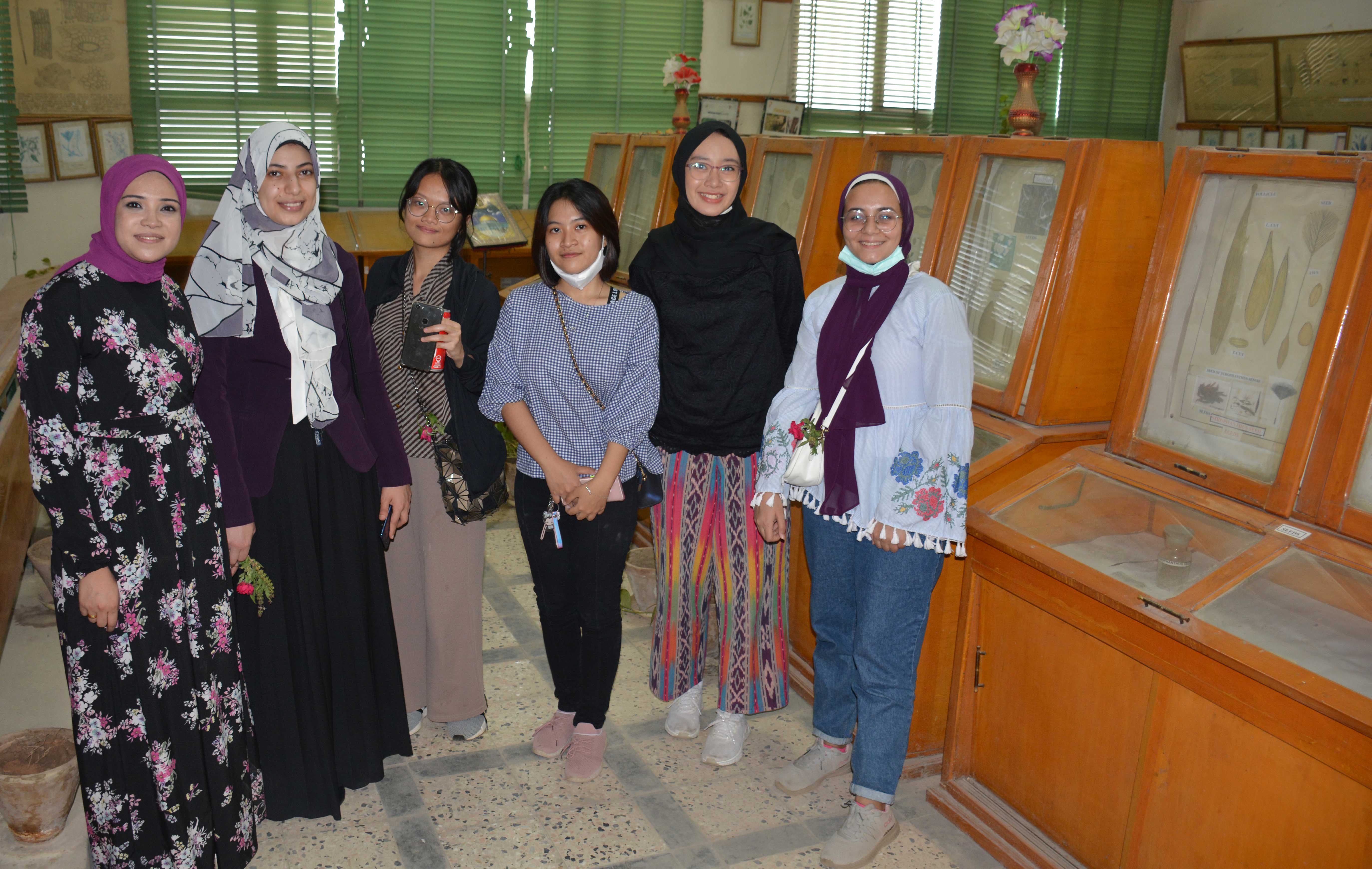 ختام تدريب طلاب كليات الصيدلة جامعات إندونسيا بالكلية فى إطار برنامج التبادل الطلابى لطلاب الجمعية العلمية صيدلة EPSF Assiut قام السيد الأستاذ الدكتور / أحمد محمد عبد المولى – عميد الكلية بإستقبال طلاب برنامج التبادل الطلابى لطلاب الجمعية العلمية صيدلة