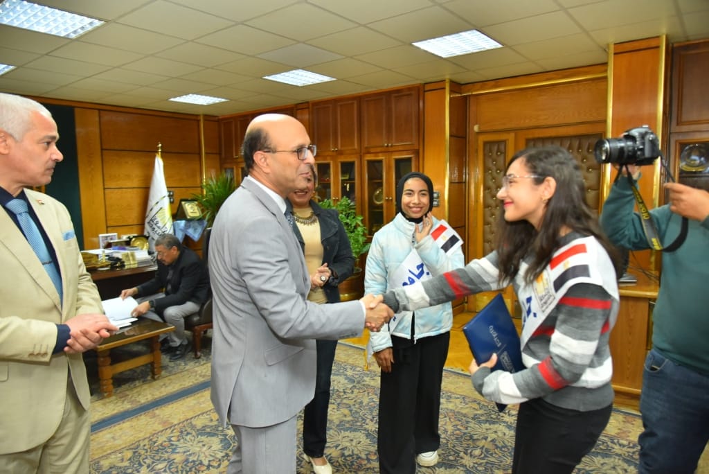 بنات عباقرة